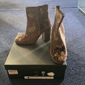 Lorenzo Mari brown ankle boots.  Floral embroidery. Size 37.
